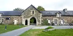 Abbaye de Bon-Repos : le porche d'entrée vu depuis la cour intérieure de l'abbaye.