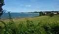 La Pointe de Barnénez côté nord-est, avec, à l'arrière-plan, le port de Térénez (en Plougasnou).