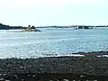 L'Île Noire et le château du Taureau vus depuis les falaises de Plouezoc'h au sud-ouest de la Pointe de Barnénez.