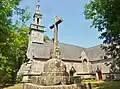 La chapelle et son calvaire : vue extérieure d'ensemble.