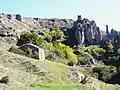 Le village troglodytique et l'ancienne chapelle.