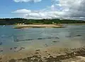 Le fond de l'Anse de Térénez et son poulier vus depuis le hameau de Kernéléhen.
