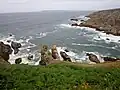 Les falaises entre la plage de Lesven et la Pointe de Lesven ; à l'arrière-plan le Cap de la Chèvre.