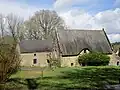 Écomusée de Saint-Dégan : la longère du XIXe&nbsp;siècle ("Ti Glas Hir"), vue extérieure d'ensemble.