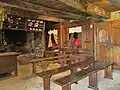 Vue intérieure de la ferme du XVIIe&nbsp;siècle avec ses lits-clos, ses armoires et sa cheminée.