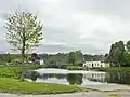 Pont-Coblant : l'ancien port, la base nautique et le pont vus depuis l'amont côté Gouézec.