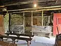 Vue intérieure de la ferme du XVIIe&nbsp;siècle, partie de la pièce unique réservée aux animaux.
