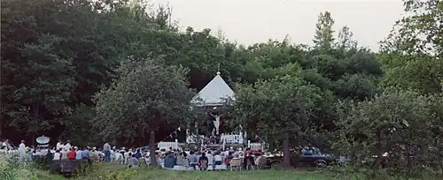 Calvaire sous édicule (1893), neuvaine à la bonne sainte Anne, chemin du Roy, 1992.