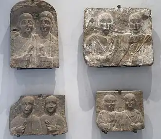 Quatre stèles de membres d'une confrérie funéraire. Coptos. Calcaire autrefois polychrome, IIe / IIIe&nbsp;siècle EC. Musée des Beaux-Arts de Lyon