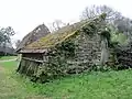 Écomusée de Saint-Dégan : "Ti Glas Hir", la dépendance située au sud du chemin.
