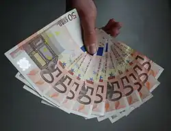 Poignée de billets de 50&nbsp;euros de la première série.
