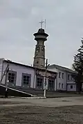 Tour de surveillance et caserne de pompiers.