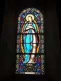 Vitrail de la Vierge (chapelle sud), daté de 1872.