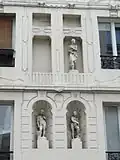 Les statues dans les niches.
