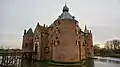Vue d'ensemble du château du nord-est avec le pont dormant