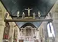 Église Saint-Pierre : la poutre de gloire et le maître-autel.