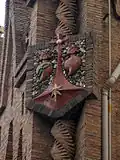 Gros plan du blason avec les symboles de sainte Thérèse.