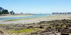L'embouchure de la Rivière de Pont-l'Abbé : à gauche l'Île-Tudy ; à droite, Loctudy.