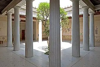Péristyle de la villa Kérylos de Beaulieu-sur-Mer.