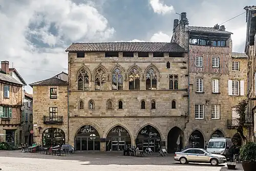 Façades du côté sud de la place Champollion.