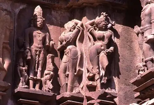 Khajuraho, temple de Chitragupta. Apsara dans la pose à "triple flexion canonique" (tribhanga)