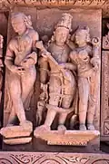 Apsara jambes croisées et Vishnou-Lakshmi.