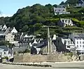 Le bourg de Saint-Michel-en-Grève avec son église et son cimetière marin vus depuis la grève de Saint-Michel.