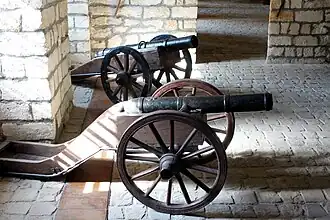 Deux canons.