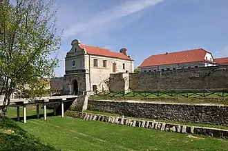 L'entré avec pont sur les douves.