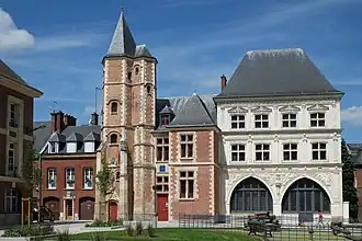 Logis du Roy &nbsp;Inscrit MH (1926) et Maison du Sagittaire &nbsp;Classé&nbsp;MH (1941) (XVIe&nbsp;siècle).