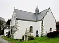 Chapelle Saint-Nicodème : vue extérieure d'ensemble et la fontaine.
