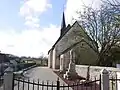 L'église Saint-Martin et le monument aux morts.