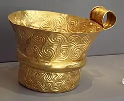 Coupe en or de Mycènes, Musée archéologique d'Athènes. Les triscèles y sont très proches stylistiquement de ceux de l'Europe du Nord-Ouest.