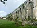 Arcades du viaduc d'accès en maçonnerie du pont suspendu de Tonnay-Charente, vues de Saint-Hippolyte.