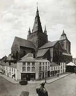 La collégiale à la fin du XIXe&nbsp;siècle, début du XXe&nbsp;siècle prise depuis le balcon de l'Hôtel de Ville.