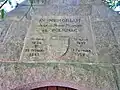 Plaque commémorative à la mémoire de Jean et Marie Blanche de Polignac apposée sur la façade de la "chapelle Polignac".