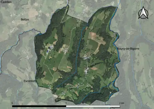 Photo aérienne en couleurs de la commune.