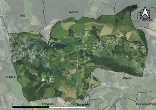 Photo aérienne en couleurs de la commune.