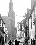 La rue Sainte-Hélène vers 1905 et des filets de pêche séchant sur un balcon