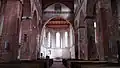 Vue intérieure de l'église avec la nef et le chœur