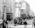 La place de la Croix vers 1905 ; à gauche la fontaine publique du Bolomig