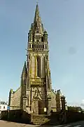 Ploaré : église Saint-Herlé, la façade occidentale et le clocher.