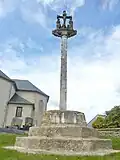 Saint-Méen : le calvaire du cimetière (XVIe&nbsp;siècle) et sa plaque commémorant la mission de 1880