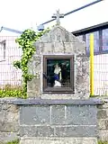 Saint-Méen : oratoire présentant une statue d'une Vierge à l'Enfant