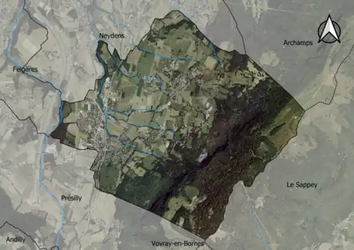 Photo aérienne en couleurs de la commune.