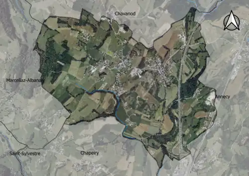 Photo aérienne en couleurs de la commune.