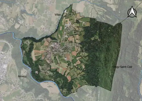 Photo aérienne en couleurs de la commune.