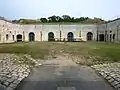 Cour intérieure (30&nbsp;mètres de côté) les escaliers de part et d'autre de l'entrée du fort