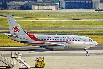 7T-VEZ, le Boeing 737 impliqué dans l'accident, dans une livrée précédente, ici à l'aéroport de Francfort-sur-le-Main en août 1999.