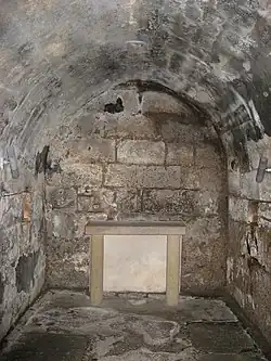 photo d'un caveau aux murs de pierre sous une voûte circulaire